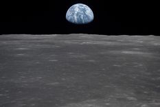 Esta vista desde la nave espacial Apolo 11 muestra la Tierra asomándose por encima del horizonte de la Luna.&nbsp;