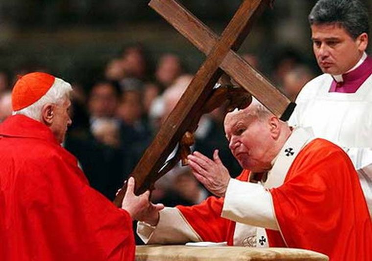 Jua Pablo II y su sucesor, Benedicto XVI. Foto: AP