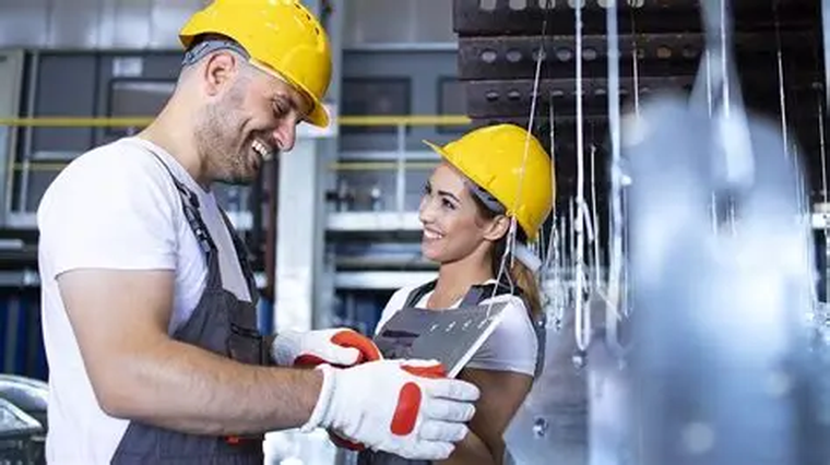 El problema no es trabajar más horas, sino hacerlo con menos claridad y más fricción. El problema no es trabajar más horas, sino hacerlo con menos claridad y más fricción.