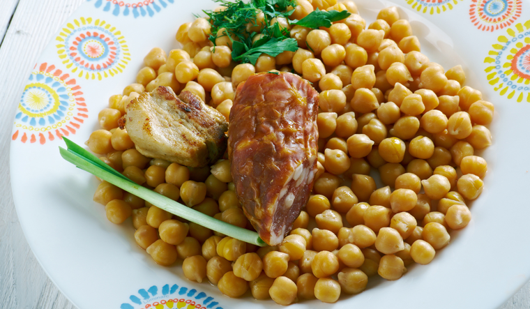 La receta de cocido lebaniego se caracteriza por utilizar garbanzo pequeño de la región de Liébana, considerado de gran calidad. La receta de cocido lebaniego se caracteriza por utilizar garbanzo pequeño de la región de Liébana, considerado de gran calidad.