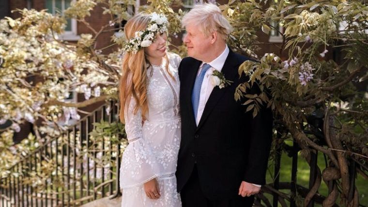 Boris Johnson y Carrie Symonds en el jardín del número 10 de Downing Street después de su boda. Foto: PA MEDIA
