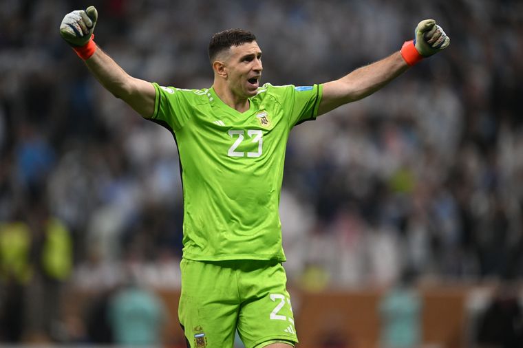 Le siguen pegando palos al Dibu. Foto: Télam