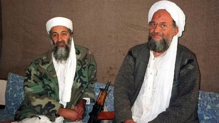 Foto: REUTERS. Muchos analistas consideraban a Zawahiri, a la derecha en la foto, como el principal hombre de Osama Bin Laden. Después de la muerte de Bin Laden, asumió la dirección de al-Qaeda.