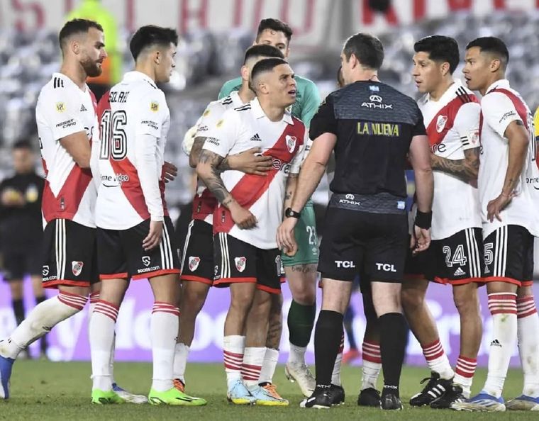 Juanfer, cara a cara con Echenique. Foto: Télam