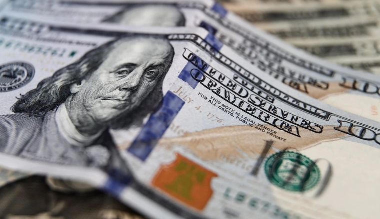 El dólar saltó este miércoles por turbulencias en el mercado de deuda en pesos, pero que repercuten en el mercado cambiario.