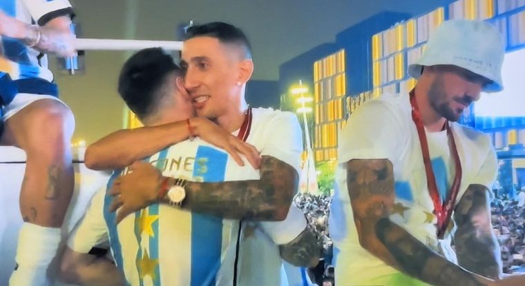 Los rosarinos se fundieron en un abrazo tras ganar la Copa del Mundo.