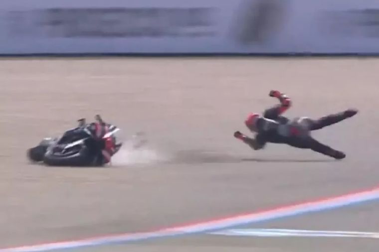 Brutal accidente de Marco Bezzecchi en las primeras vueltas.
