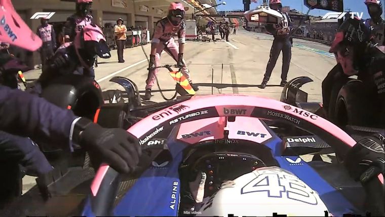 Franco Colapinto durante la parada en boxes. Franco Colapinto durante la parada en boxes.