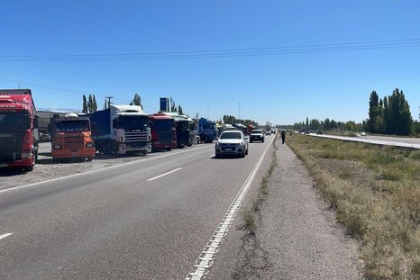 Camioneros protestan por el aumento del precio del gasoil. Camioneros protestan por el aumento del precio del gasoil.