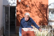El Negro Pelliza apoyado sobre la entrada de la sede del Automóvil Club Mendoza recuerda con nostalgia una vida dedicada al Autódromo General San Martín.