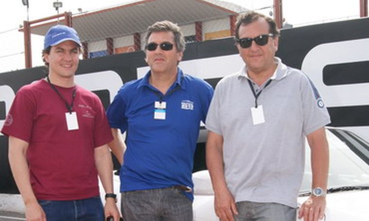 Familia Pulenta a pleno: Eduardo, Hugo -presidente de Porsche Argentina- y Carlos, durante el comienzo de la jornada. Foto: Gentileza