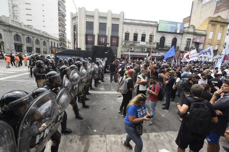 Piqueteros cortan el Puente Pueyrredón. Piqueteros cortan el Puente Pueyrredón.