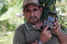 José Rincón muestra en la pantalla del celular la foto de su nieto Abelardo Rincón, quien regresaba deportado en el vuelo 164.