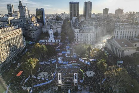Una multitud se congregó en Plaza de Mayo. Una multitud se congregó en Plaza de Mayo.