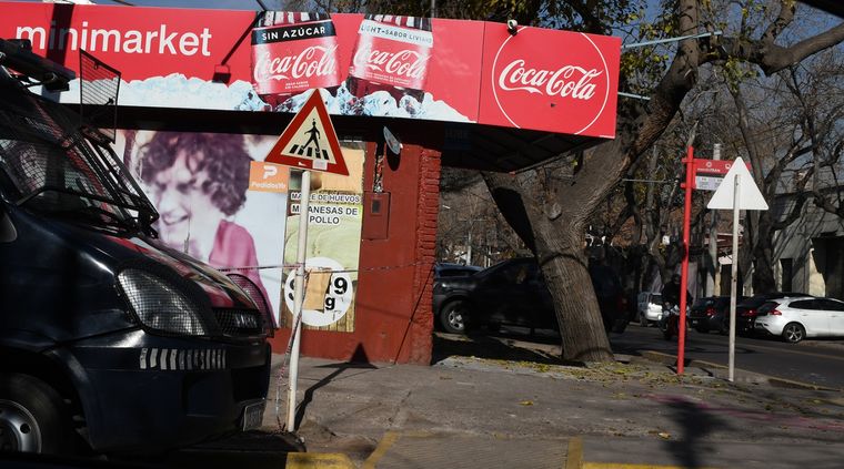 El local donde acribillaron a la víctima, por estos días cerrado y con custodia policial. Foto: ALF PONCE MERCADO / MDZ