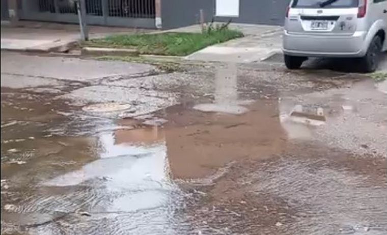 Vecinos de la Sexta Sección denuncian una gran pérdida de agua en Juan Gualberto Godoy y Cipoletti y aseguran estar sin servicio desde el sábado.