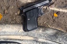 Un menor de 17 años fue acusado de balear una vivienda y de entregar el arma a su hermano de 15 Foto: Ministerio de Seguridad de Mendoza Un menor de 17 años fue acusado de balear una vivienda y de entregar el arma a su hermano de 15 Foto: Ministerio de Seguridad de Mendoza