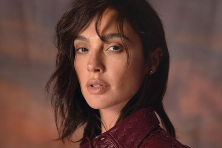 Gal Gadot acompañó su look con traje de baño negro con escote alto y mangas sisa con un sombrero playero y gafas negras. Foto: Instagram @gal_gadot