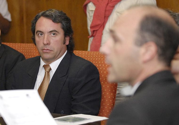 Carmona, a la derecha, bajo la mirada del intendente Difonso. Foto: Marcelo Ruiz / MDZ