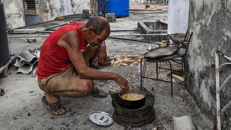 Una crisis de combustible cada vez más profunda en Cuba se ha agravado por el bloqueo petrolero impuesto por EE.UU., provocando apagones continuos.