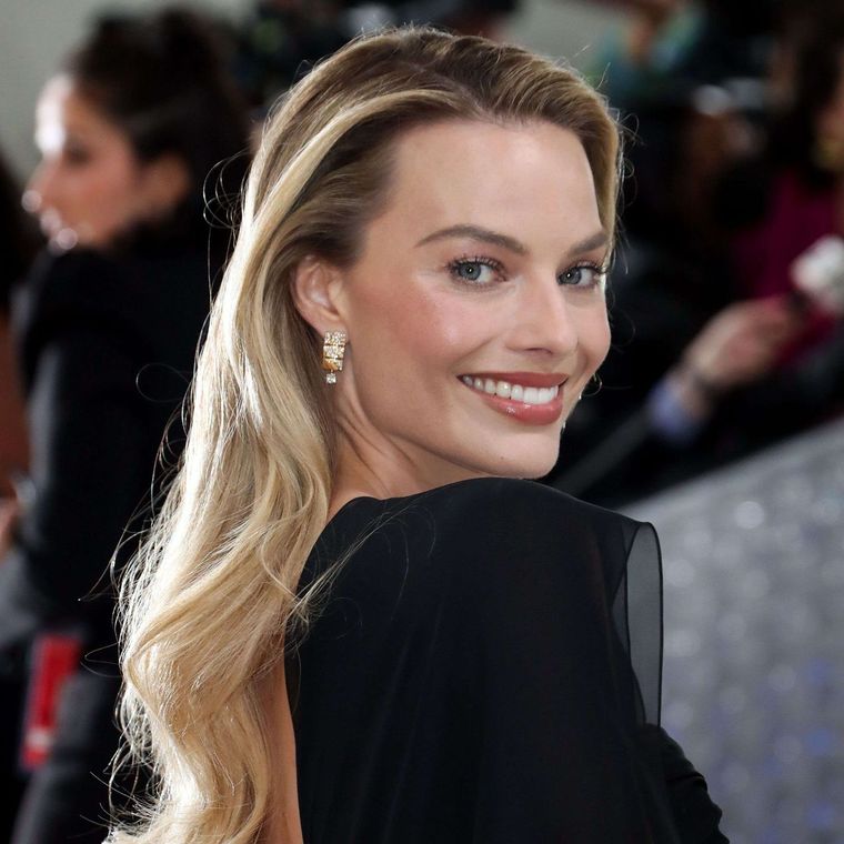 MARGOT ROBBIE LA ACTRIZ DE 33 AÑOS PROTAGONIZA LA NUEVA PELÍCULA DE BARBIE Foto: https://www.elle.fr/Beaute/Maquillage/Maquillage-de-stars/Voici-l-astuce-bonne-mine-de-Margot-Robbie-pour-le-Met-Gala-2023-4125350