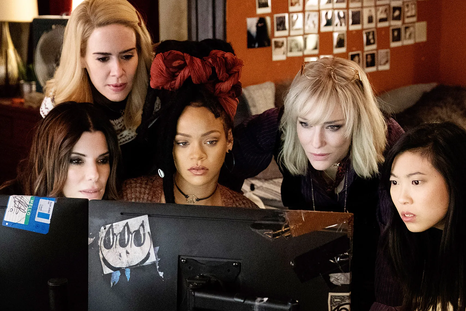 La película reúne a Sandra Bullock, Cate Blanchett, Anne Hathaway, Rihanna, Sarah Paulson y Helena Bonham Carter.