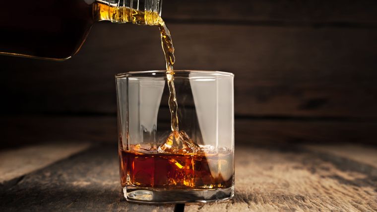 Dar con los mejores whiskies baratos puede ser algo complicado. Foto: Esquire - https://hips.hearstapps.com/hmg-prod.s3.amazonaws.com/images/mejores-whiskies-malta-1617703172.jpg