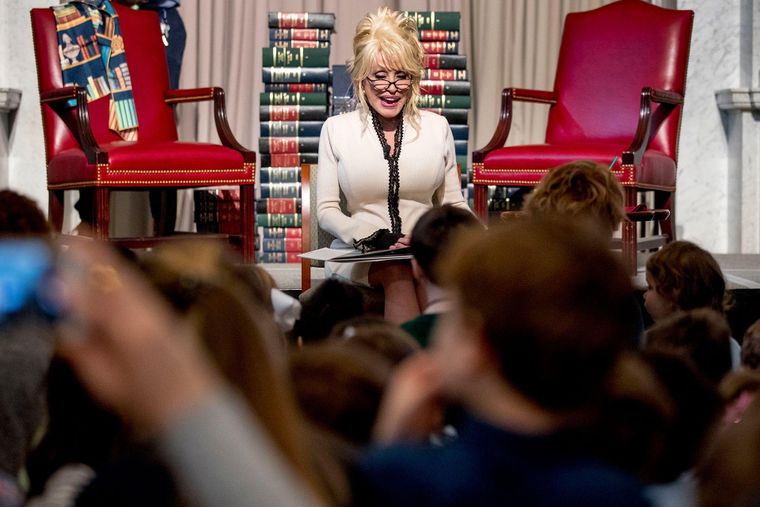 Parton leyendo su libro "El abrigo de muchos colores" a niños en 2018.