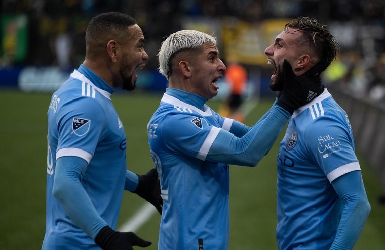 Alex Callens y Santiago Rodríguez festejan con el Taty el primer gol del partido Foto: New York City FC