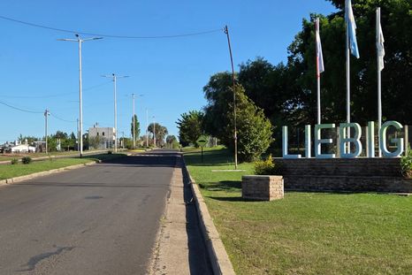 Pueblo Liebig es un pueblo entrerriano nacido alrededor de un histórico frigorífico de capitales ingleses. Pueblo Liebig es un pueblo entrerriano nacido alrededor de un histórico frigorífico de capitales ingleses.