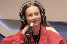 Ester Expósito empezó a disfrutar de nueva música desde que está de novia, ¿de qué se tratará? Foto: La Linterna.