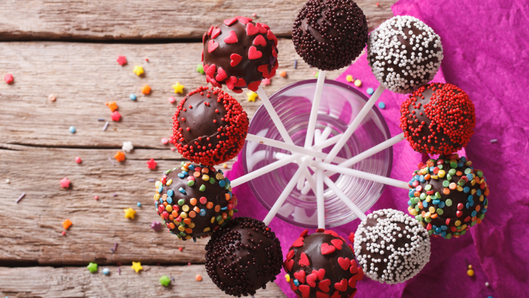 En muchas pastelerías, la receta de cake pops se adapta a sabores como vainilla, chocolate, red velvet o limón. En muchas pastelerías, la receta de cake pops se adapta a sabores como vainilla, chocolate, red velvet o limón.