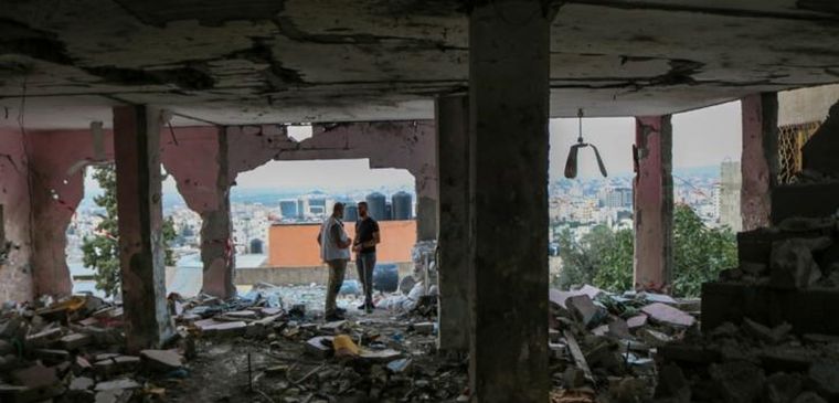 Médicos Sin Fronteras Personal de la ONG en las ruinas de una mezquita gazatí Foto: Médicos Sin Fronteras