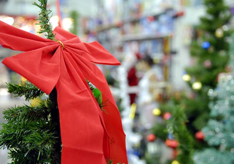 La gente ya comenzó a hacer sus compras navideñas y la Ciudad se prepara. Foto: Marcelo Ruiz / MDZ