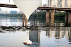 Uno de los globos con basura norcoreana. Foto: Efe.