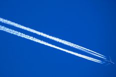 por que los aviones dejan una estela blanca