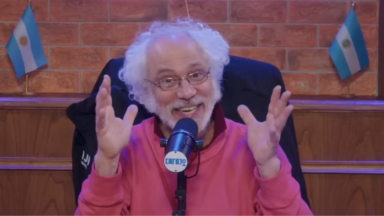 El cineasta desató la indignación en vivo al emitir juicios de valor sobre el cuerpo de la adolescente asesinada. El cineasta desató la indignación en vivo al emitir juicios de valor sobre el cuerpo de la adolescente asesinada.