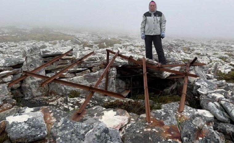 Daysi Rendo Gadea en el Monte Tumbledown, una de las zonas de combate en las Islas Malvinas.