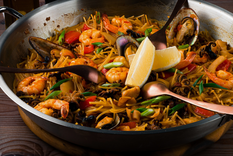 Una buena receta de fideuá requiere caldo caliente para lograr la textura ideal.