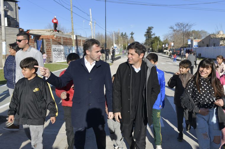 Axel Kicillof recorriendo un barrio de Pilar con el intendente Federcio  Achaval Foto: Télam
