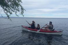 El bote de la familia se dio vuelta y los tres cayeron al lago helado Foto: Prefectura Naval El bote de la familia se dio vuelta y los tres cayeron al lago helado Foto: Prefectura Naval