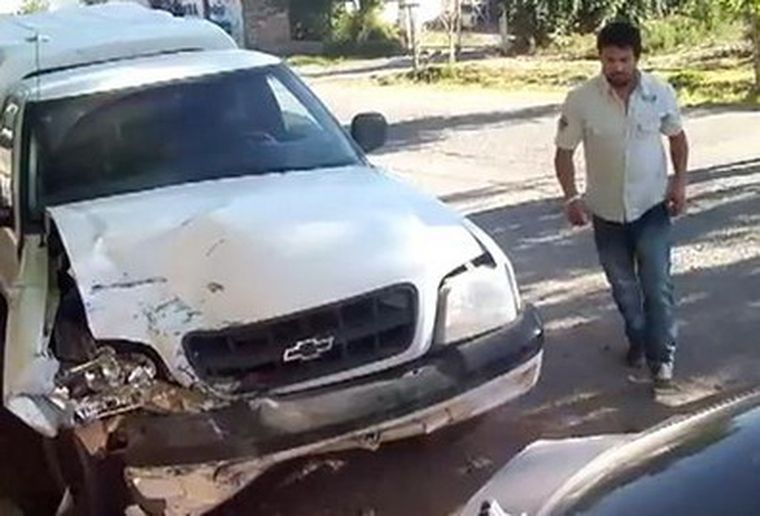 El conductor intentó huir en la camioneta. Foto: Video