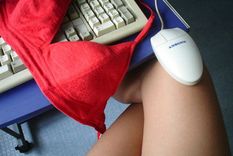 desplazan a funcionario porque su hijo gerenciaba web sexual