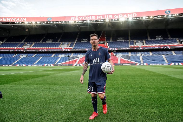 Leo revoluciona Francia con su arribo al PSG. Foto: @PSG_espanol