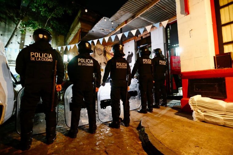 Operativo en uno de los comedores irregulares. Operativo en uno de los comedores irregulares.