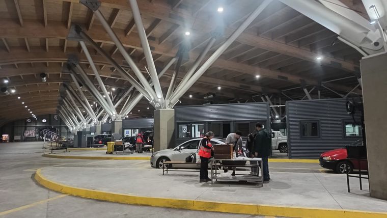 En la aduana cada pasajero del tour de compras puede pasar con productos por un valor de 300 dólares. En la aduana cada pasajero del tour de compras puede pasar con productos por un valor de 300 dólares.