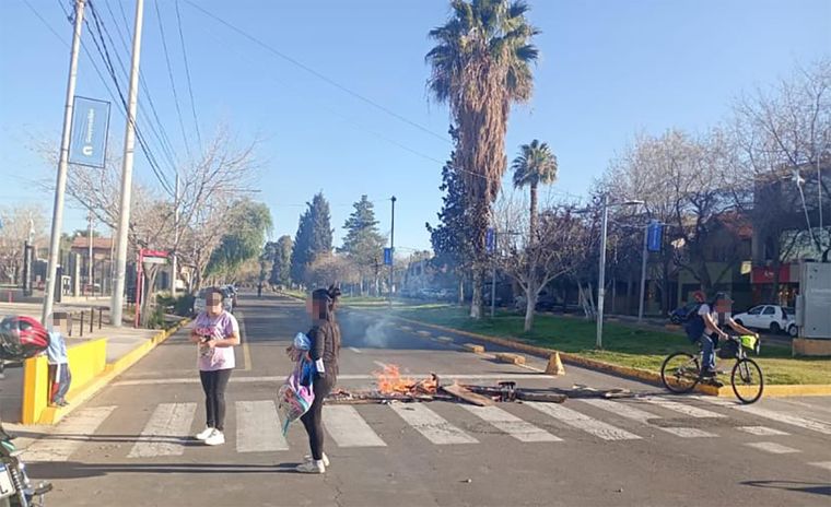 Padres de alumnos cortaron una mano del Boulevard Dorrego tras la denuncia de abuso sexual. 
