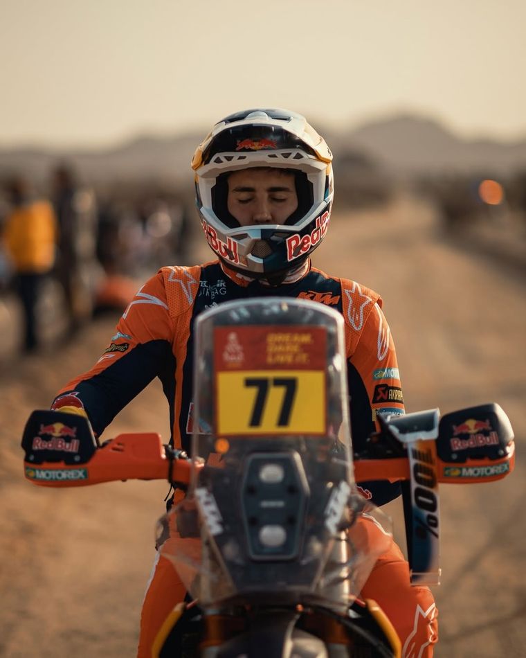 Luciano Benavides se concentra: tras ocho etapas, es líder del Rally Dakar 2026 en motos. Luciano Benavides se concentra: tras ocho etapas, es líder del Rally Dakar 2026 en motos.