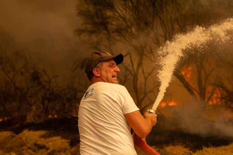 Los expertos indican que algunos de los incendios son demasiado grandes como para que sea posible extinguirlos.