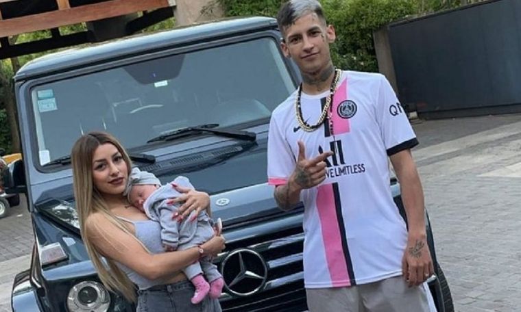 L-Gante junto a su pareja, Tamara Báez, y su hija Jamaica